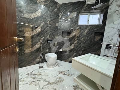 3 bed falayt for rent corner samama tower 2 gulbarg gareen Islamabad Dami pic