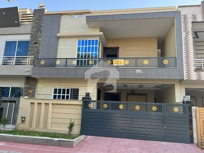 جناح گارڈنز فیز 1 جناح گارڈنز,ایف ای سی ایچ ایس,اسلام آباد میں 4 کمروں کا 8 مرلہ مکان 3.8 کروڑ میں برائے فروخت۔