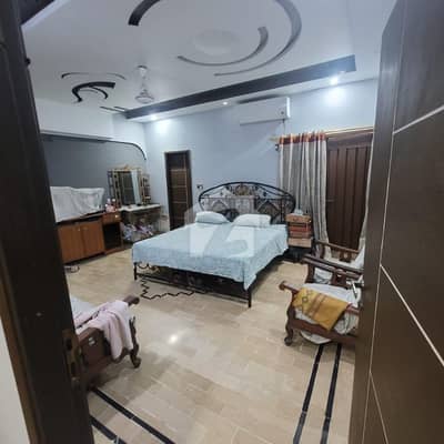 Just Like New 4 Bed Dd (6 Rooms) Portion On 240 Yards Facing 400 Yards Bungalows On Main 100 Feet Road In Block 4 Gulistan-E-Jauhar With Green Belt For Car Parking
