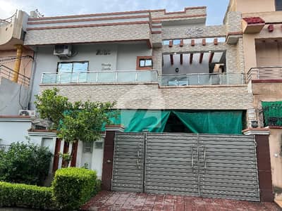 الرحمان گارڈن فیز 2 الرحمان گارڈن,لاہور میں 5 کمروں کا 8 مرلہ مکان 3.3 کروڑ میں برائے فروخت۔ الرحمان گارڈن فیز 2 الرحمان گارڈن,لاہور میں 5 کمروں کا 8 مرلہ مکان 3.3 کروڑ میں برائے فروخت۔