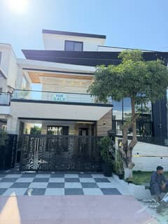10 Marla Designer House Available For Sale