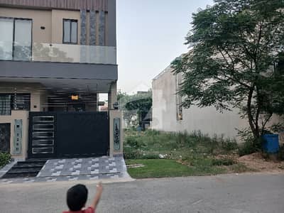ڈی ایچ اے 9 ٹاؤن ڈیفنس (ڈی ایچ اے),لاہور میں 5 مرلہ رہائشی پلاٹ 1.55 کروڑ میں برائے فروخت۔ ڈی ایچ اے 9 ٹاؤن ڈیفنس (ڈی ایچ اے),لاہور میں 5 مرلہ رہائشی پلاٹ 1.55 کروڑ میں برائے فروخت۔