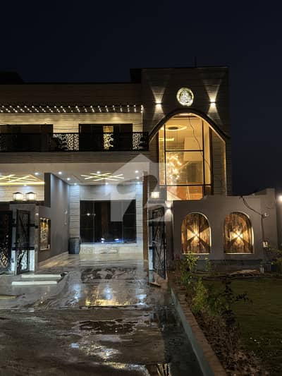 خیابان گرین ستیانہ روڈ,فیصل آباد میں 4 کمروں کا 10 مرلہ مکان 2.75 کروڑ میں برائے فروخت۔