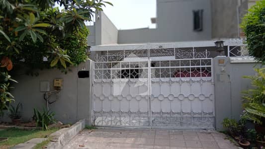 جی ۔ 11/1 جی ۔ 11,اسلام آباد میں 3 کمروں کا 14 مرلہ مکان 11.0 کروڑ میں برائے فروخت۔