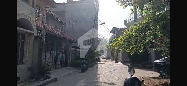مزنگ لاہور میں 1 کنال Studio عمارت 12.0 کروڑ میں برائے فروخت۔