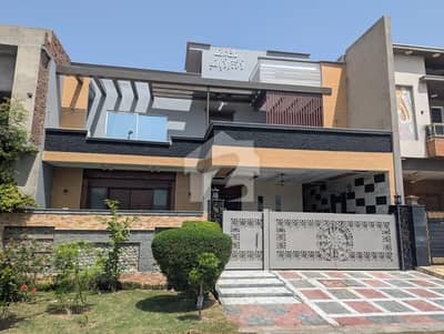 ماڈل سٹی ٹو ستیانہ روڈ,فیصل آباد میں 4 کمروں کا 10 مرلہ مکان 3.5 کروڑ میں برائے فروخت۔