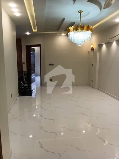 10 Marla Luxury House Available For Rent