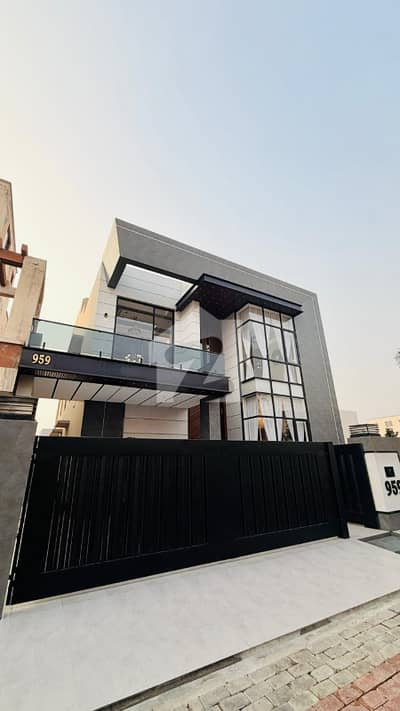 10 Marla House Available For Rent In Janiper Block Sector C Bahria Town Lahore