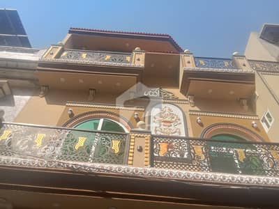 سبزہ زار سکیم لاہور میں 5 کمروں کا 5 مرلہ مکان 3.2 کروڑ میں برائے فروخت۔