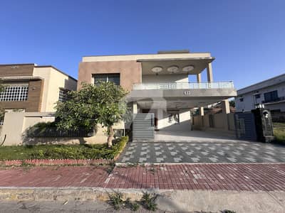 بحریہ ٹاؤن فیز 8 ۔ بلاک ڈی بحریہ ٹاؤن فیز 8,بحریہ ٹاؤن راولپنڈی,راولپنڈی میں 7 کمروں کا 1 کنال مکان 6.8 کروڑ میں برائے فروخت۔
