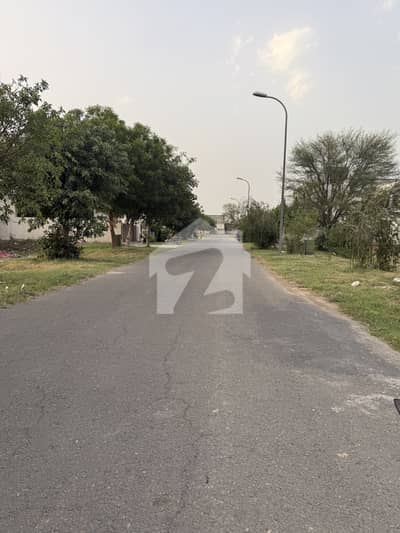 ڈی ایچ اے فیز 8 - بلاک ایس فیز 8,ڈیفنس (ڈی ایچ اے),لاہور میں 1 کنال رہائشی پلاٹ 3.8 کروڑ میں برائے فروخت۔