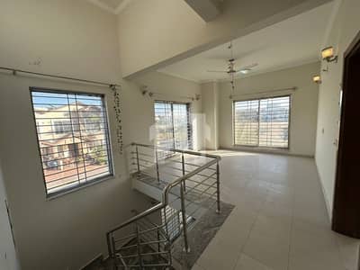 152sq yd 3 Bedrooms Luxury Villa is Available FOR RENT. 8km from Entrance of BTK. 3 Bed DDL 1 Kitchen