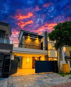 10 Marla Luxury House Available For Sale