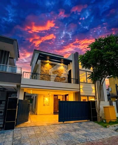 10 Marla Luxury House Available For Sale