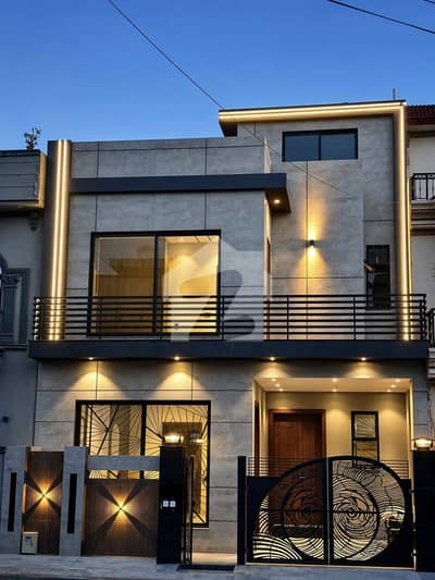 5 MARLA BRAND NEW ULTRA MODERN HOUSE FOR SALE.