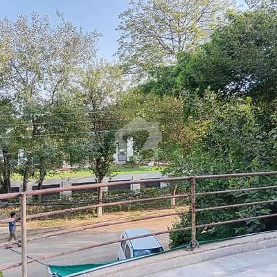کینٹ لاہور میں 3 کمروں کا 1 کنال بالائی پورشن 1.55 لاکھ میں کرایہ پر دستیاب ہے۔