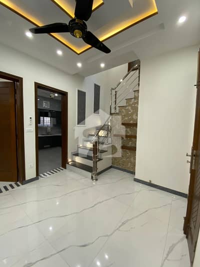 Elegant 5 Bedroom Luxury House with Modern Amenities in Bahria Town Lahore