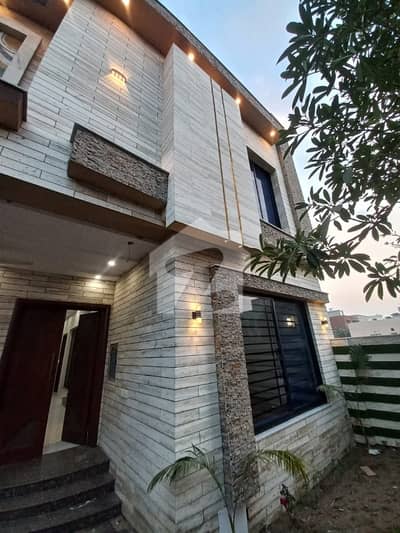 واپڈا سٹی فیصل آباد میں 5 کمروں کا 10 مرلہ مکان 3.5 کروڑ میں برائے فروخت۔