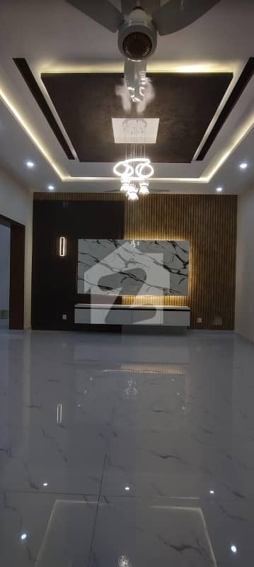 ٹاپ سٹی 1 - بلاک اے ٹاپ سٹی 1,اسلام آباد میں 5 کمروں کا 10 مرلہ مکان 4.1 کروڑ میں برائے فروخت۔