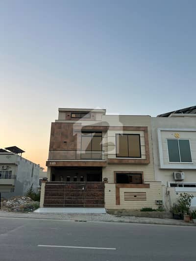 7 Marla Park Facing House For Sale