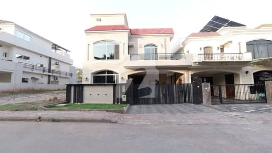 بحریہ انکلیو - سیکٹر سی 1 بحریہ انکلیو,بحریہ ٹاؤن,اسلام آباد میں 5 کمروں کا 10 مرلہ مکان 6.2 کروڑ میں برائے فروخت۔
