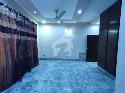 اولڈ آفیسرز کالونی صدر,کینٹ,لاہور میں 2 کمروں کا 10 مرلہ بالائی پورشن 90.0 ہزار میں کرایہ پر دستیاب ہے۔