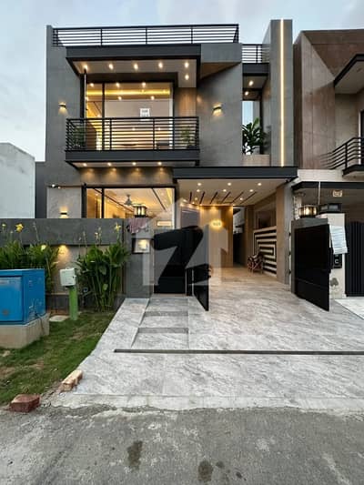 ڈی ایچ اے 9 ٹاؤن ڈیفنس (ڈی ایچ اے),لاہور میں 3 کمروں کا 5 مرلہ مکان 2.55 کروڑ میں برائے فروخت۔