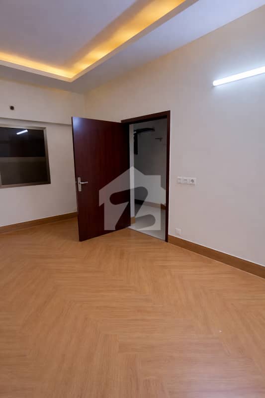239 Sq. Yd. Apartment in Abdullah Sports Towers — view 5
