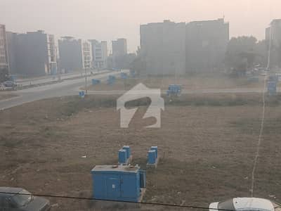ڈی ایچ اے فیز 8 - بلاک وی فیز 8,ڈیفنس (ڈی ایچ اے),لاہور میں 1 کنال رہائشی پلاٹ 4.65 کروڑ میں برائے فروخت۔