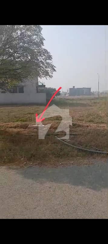 ڈی ایچ اے فیز 8 - بلاک وی فیز 8,ڈیفنس (ڈی ایچ اے),لاہور میں 1 کنال رہائشی پلاٹ 3.95 کروڑ میں برائے فروخت۔