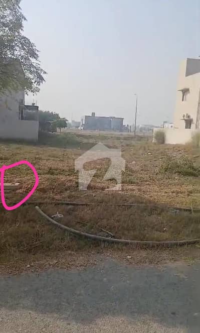 ڈی ایچ اے فیز 8 - بلاک وی فیز 8,ڈیفنس (ڈی ایچ اے),لاہور میں 1 کنال رہائشی پلاٹ 4.75 کروڑ میں برائے فروخت۔