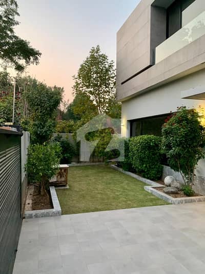 ZEEE Marketing Offers 1 kanal Near to Main Park in DHA Phase 8 U Block Awsome Location Available