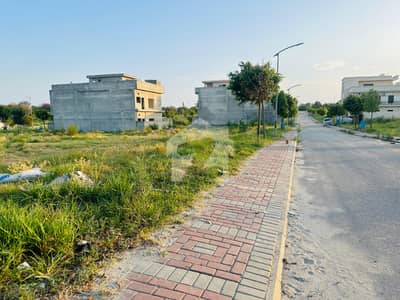 ٹاپ سٹی 1 - بلاک ڈی ٹاپ سٹی 1,اسلام آباد میں 10 مرلہ رہائشی پلاٹ 1.85 کروڑ میں برائے فروخت۔