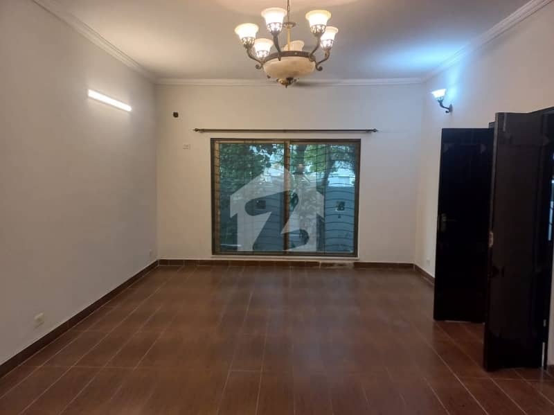10 Marla 3 Bedrooms Hot Location House For Sale. 10 Marla 3 Bedrooms Hot Location House For Sale.