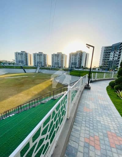 10 Marla 3 Bedrooms Park view Flat For Sale.
