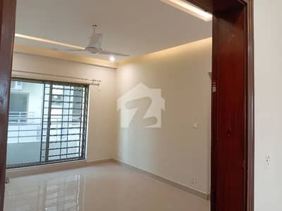 10 Marla 3 Bedrooms Park View Flat For Sale.