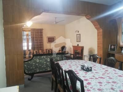ایف ۔ 8 اسلام آباد میں 7 کمروں کا 1 کنال مکان 32.0 کروڑ میں برائے فروخت۔