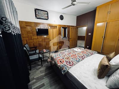 I 8 4 Female Room Available For Rent