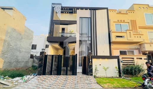 سٹی ہاؤسنگ سوسائٹی گوجرانوالہ میں 4 کمروں کا 5 مرلہ مکان 2.5 کروڑ میں برائے فروخت۔