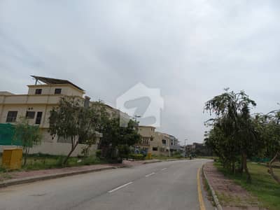 BOULEVARD PRIME LOCATION NEAR PARK 10 MARLA PLOT FOR SALE