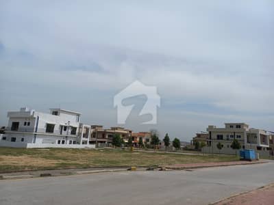 PRIME LOCATION NEAR PARK 10 MARLA PLOT FOR SALE