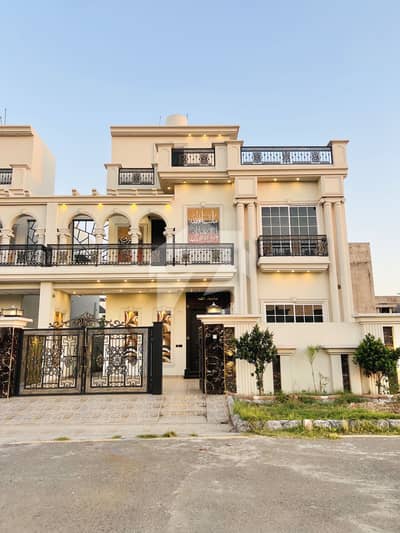 سٹی ہاؤسنگ سوسائٹی سیالکوٹ میں 5 کمروں کا 10 مرلہ مکان 4.25 کروڑ میں برائے فروخت۔