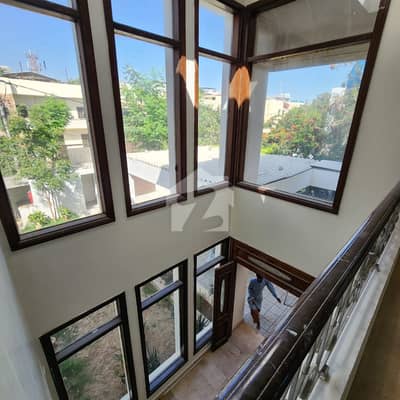 666 yards bungalow renovated 5 bedrooms for rent