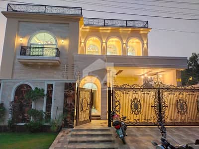 چنار باغ لاہور میں 7 کمروں کا 1 کنال مکان 6.45 کروڑ میں برائے فروخت۔ چنار باغ لاہور میں 7 کمروں کا 1 کنال مکان 6.45 کروڑ میں برائے فروخت۔