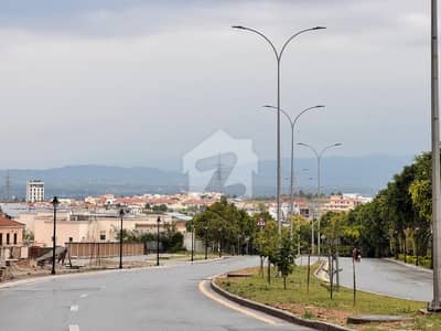 عمارکینیان ویوز اسلام آباد میں 4 کمروں کا 1 کنال مکان 8.1 کروڑ میں برائے فروخت۔