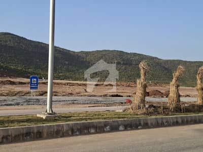 مارگلہ انکلیو اسلام آباد میں 1 کنال رہائشی پلاٹ 6.8 کروڑ میں برائے فروخت۔