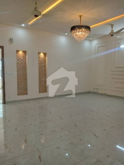 ای ۔ 11 اسلام آباد میں 8 کمروں کا 16 مرلہ مکان 3.5 لاکھ میں کرایہ پر دستیاب ہے۔