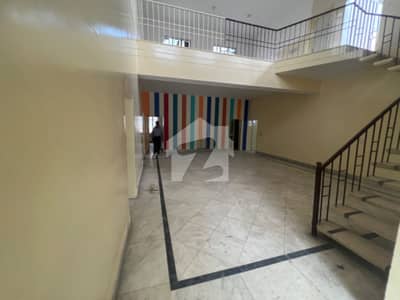 کالج روڈ لاہور میں 6 کمروں کا 2 کنال عمارت 5.85 لاکھ میں کرایہ پر دستیاب ہے۔