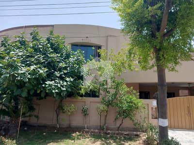عسکری 10 عسکری,لاہور میں 4 کمروں کا 10 مرلہ مکان 5.75 کروڑ میں برائے فروخت۔