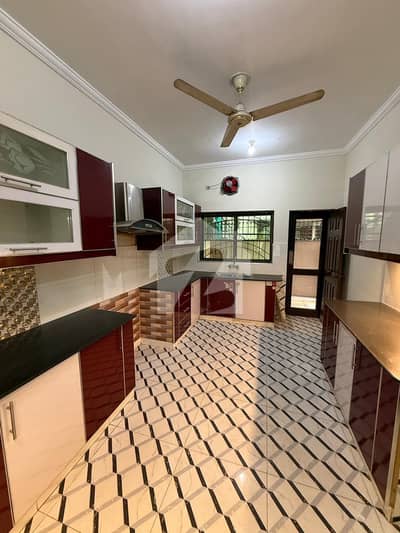 12 MARLA 4 BEDROOM HOUSE AVAILABLE FOR RENT FACING PARK